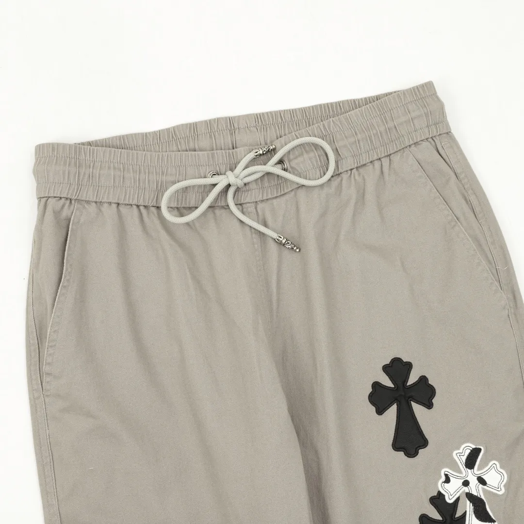 🅿️390 CH/Croxin trousers with pressed leather cross patch embroidery on both sides. The fabric is made of custom woven composite fabric. It is dyed to order and then treated with wool. It is silky and super soft compared to the original version. The fabric texture has clear and obvious strands and great drape. The workmanship is exquisite and meets the foreign trade export standards. The leather cross is embroidered with Sanskrit on both sides of the front. It is fashionable and individual. It is super versatile and good-looking. It is a must-have for fashionable men and women. It is unparalleled in terms of upper body comfort. size：XS-L